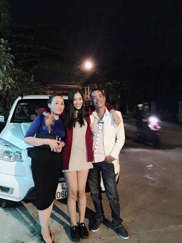 Bất ngờ với gu thời trang tôn dáng, trẻ trung của mẹ ruột Hoa hậu Trần Tiểu Vy - 2