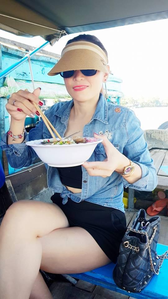 Bất ngờ với gu thời trang tôn dáng, trẻ trung của mẹ ruột Hoa hậu Trần Tiểu Vy - 9