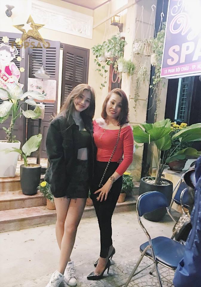 Bất ngờ với gu thời trang tôn dáng, trẻ trung của mẹ ruột Hoa hậu Trần Tiểu Vy - 3