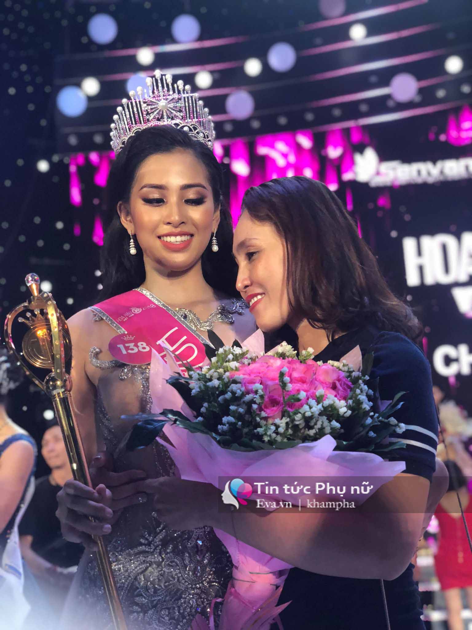 Bất ngờ với gu thời trang tôn dáng, trẻ trung của mẹ ruột Hoa hậu Trần Tiểu Vy - 1