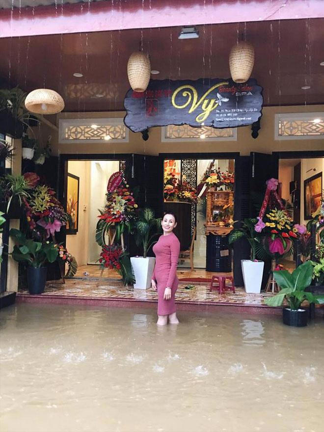 Bất ngờ với gu thời trang tôn dáng, trẻ trung của mẹ ruột Hoa hậu Trần Tiểu Vy - 4