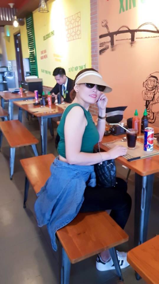 Bất ngờ với gu thời trang tôn dáng, trẻ trung của mẹ ruột Hoa hậu Trần Tiểu Vy - 7