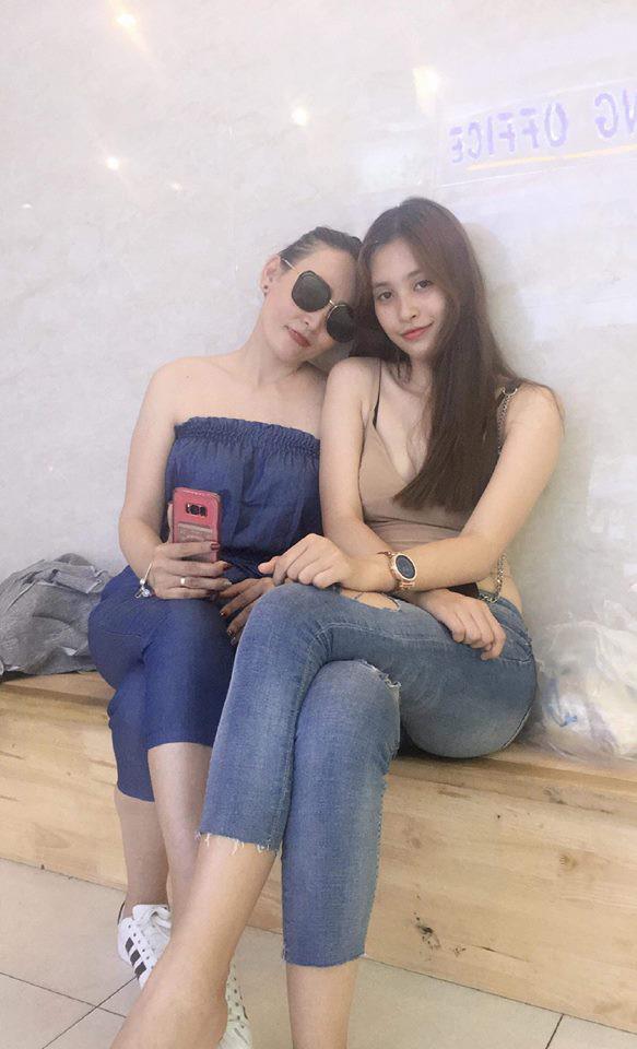 Bất ngờ với gu thời trang tôn dáng, trẻ trung của mẹ ruột Hoa hậu Trần Tiểu Vy - 5
