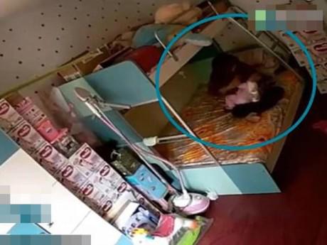 Lương 12 triệu đồng/ tháng, bảo mẫu vẫn đánh đập, dùng chăn bịt đầu bé 7 tháng