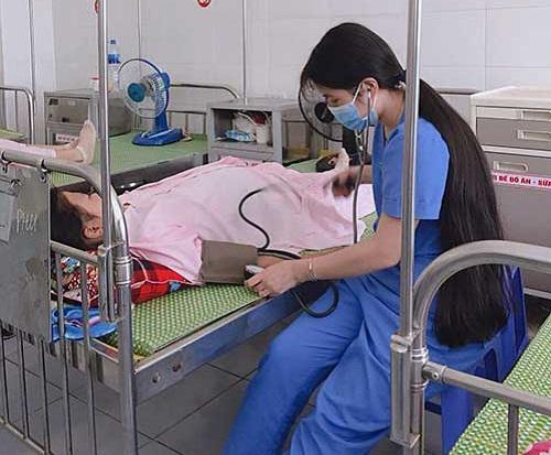 Sản phụ sinh con tại nhà gặp biến chứng nguy hiểm, hai mẹ con suýt mất mạng - 1