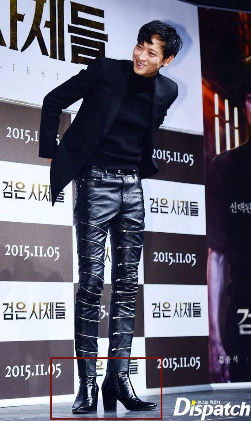 Cao đến tận 1m86 nhưng Kang Dong Won vẫn "tham" khi đi đôi giày cao gót lên đến gần 10 cm. 
