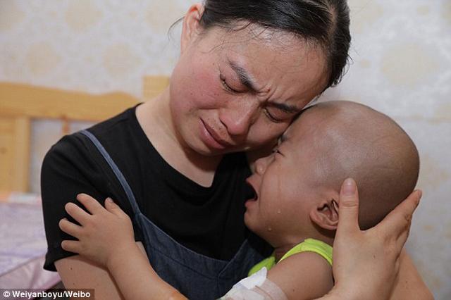 biet gia dinh khong du tien chua, cau be ung thu lau nuoc mat cho me: 