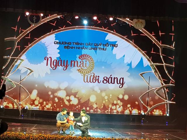 tin tuc 24h: hinh anh moi cua con trai thieu uy dau thi huyen tram sau 2 nam me mat - 1