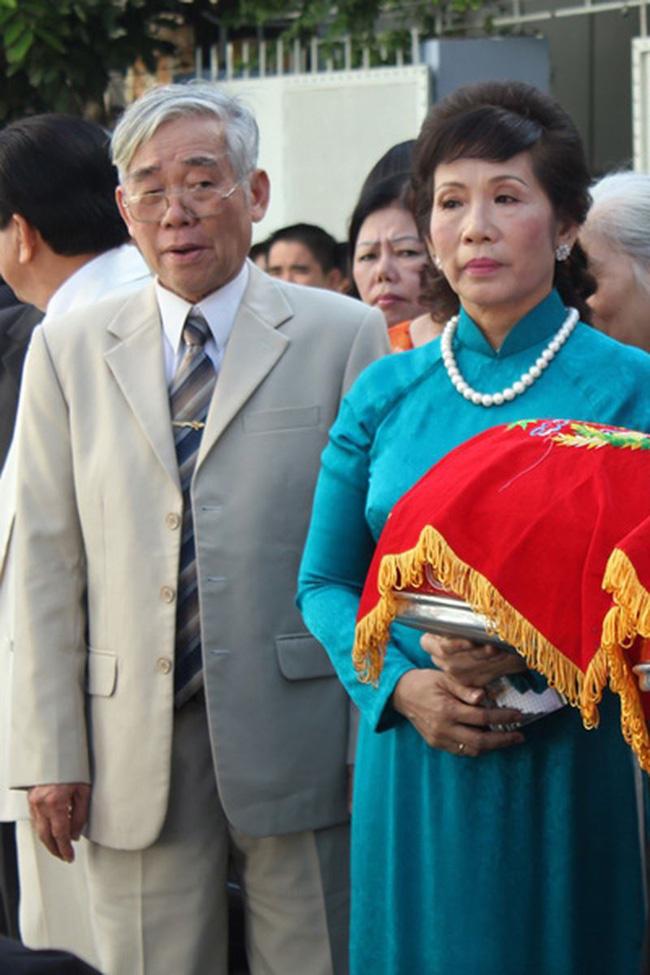 nhung ba me chong giau co va quyen luc cua dan my nhan noi tieng showbiz viet - 11