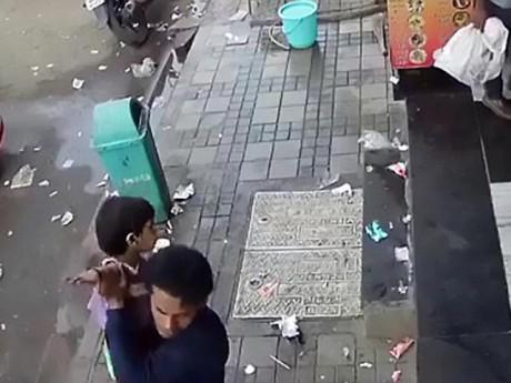 Ngỡ ngàng cảnh bé gái bị bắt cóc quá dễ dàng ngay trước mặt cha mẹ