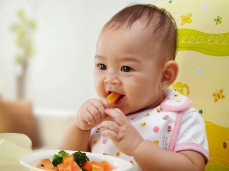 Cách cho trẻ ăn dặm đúng chuẩn do bác sĩ hướng dẫn