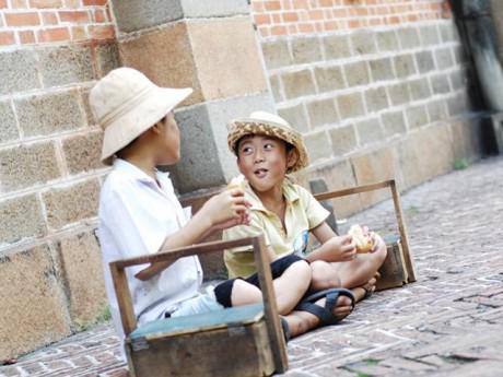 Bài học đầu tiên của cha giúp cậu bé bán giày dạo trở thành người giàu nhất Philippines