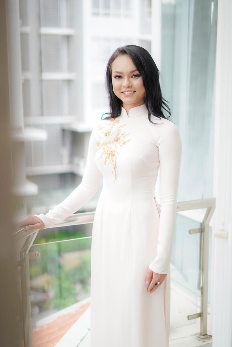 dam hoi lan khue: dan phu dau toan chan dai dinh dam, mac ao dai trang tuyet xinh - 6