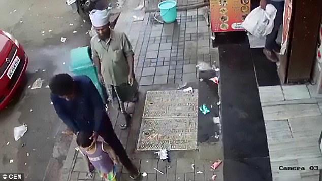 Ngỡ ngàng cảnh bé gái Ấn Độ bị bắt cóc quá dễ dàng ngay trước mặt cha mẹ - 2