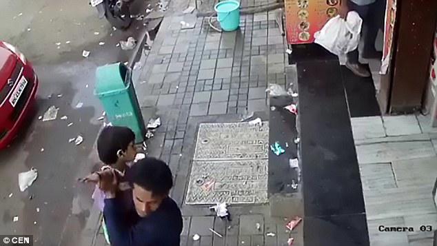 Ngỡ ngàng cảnh bé gái Ấn Độ bị bắt cóc quá dễ dàng ngay trước mặt cha mẹ - 3