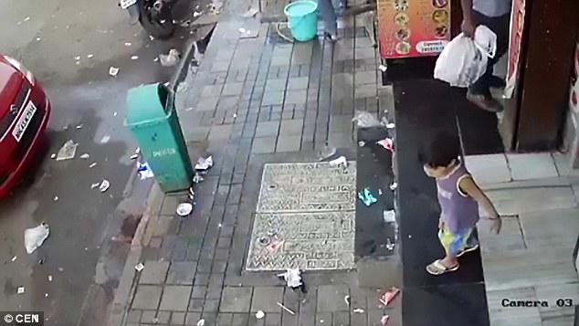 Ngỡ ngàng cảnh bé gái Ấn Độ bị bắt cóc quá dễ dàng ngay trước mặt cha mẹ - 1