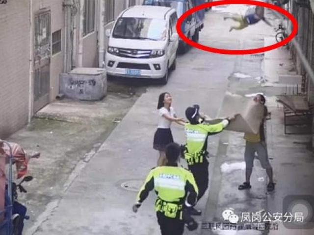 Cảnh sát dùng chiếu hứng được bé trai rơi từ dây điện xuống