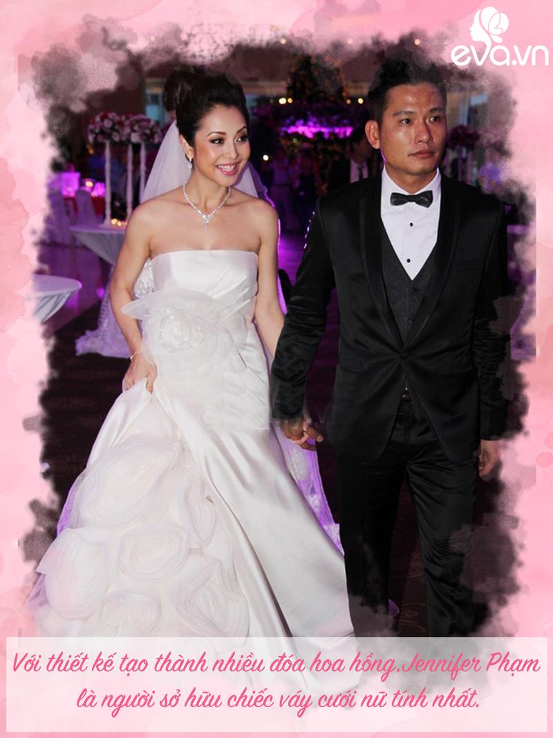 Chiếc váy cưới hiệu Vera Wang của Jennifer Phạm được kết bằng những đoá hồng thủ công đẹp mắt. Đây được xem là một trong những thiết kế dịu dàng, nữ tính nhất nhì Vbiz. Được biết chiếc váy cưới này được giảm giá còn16 triệu đồng.
