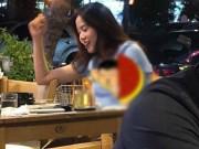Giải trí - Giữa lúc đám cưới của Trường Giang đang diễn ra, Nam Em ngồi hát một mình