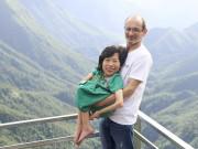 Eva Yêu - Chuyện tình định mệnh của cô gái Việt nhỏ bé lọt thỏm trong vòng tay chàng kỹ sư Úc