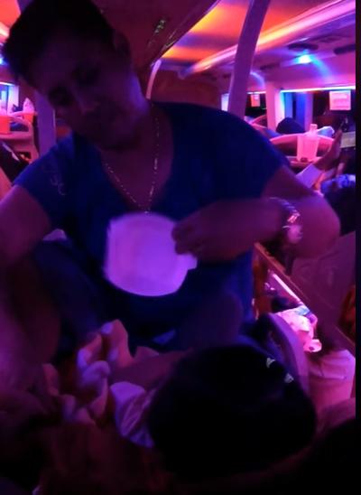 di xe khach duong dai, chong cham con suot dem cho vo duoc tron giac - 1