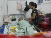 Tin tức - “Nước mắt lại rơi” của người mẹ nghèo có con trai liệt nửa người suốt 2 năm nằm bất động