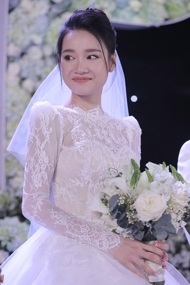nhin lai vay cuoi nha phuong, fans giat minh vi chi tiet tao bao chua tung thay cua co dau - 6