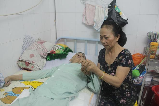 “nuoc mat lai roi” cua nguoi me ngheo co con trai liet nua nguoi suot 2 nam nam bat dong - 2