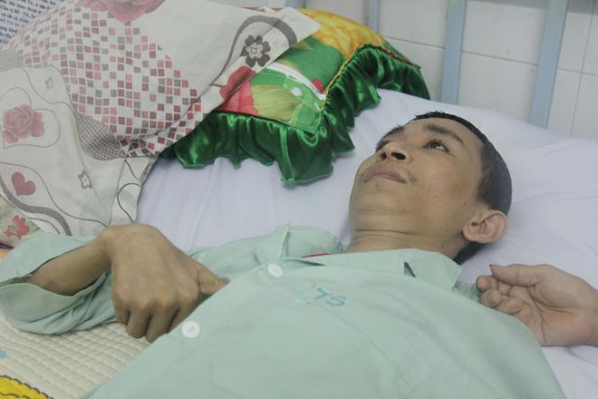 “nuoc mat lai roi” cua nguoi me ngheo co con trai liet nua nguoi suot 2 nam nam bat dong - 3