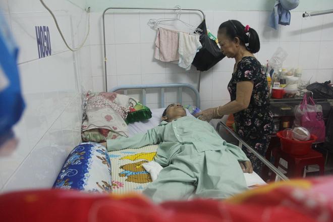 “nuoc mat lai roi” cua nguoi me ngheo co con trai liet nua nguoi suot 2 nam nam bat dong - 4