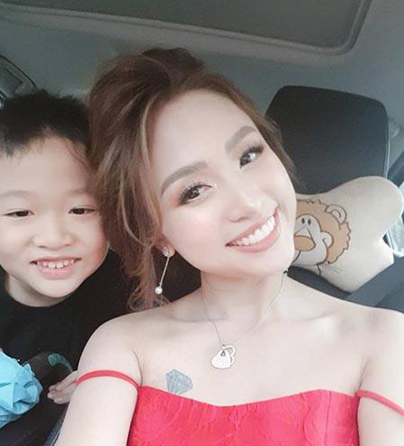 du da con cai de hue, nhan sac cua 4 ba me showbiz nay van dang nguong mo - 11