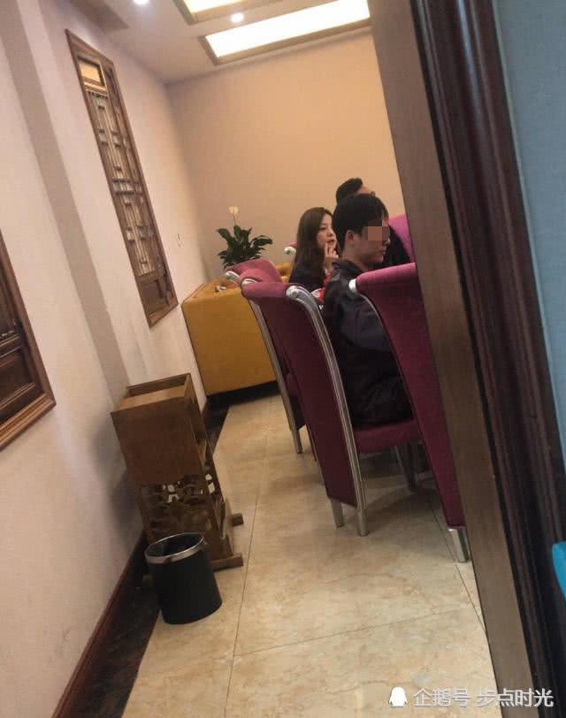 bat gap trieu vy "qua chen" say xin, buoc di loang choang phai nho nguoi diu do - 1