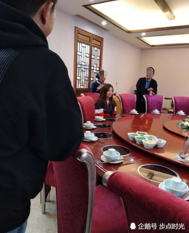 bat gap trieu vy "qua chen" say xin, buoc di loang choang phai nho nguoi diu do - 2