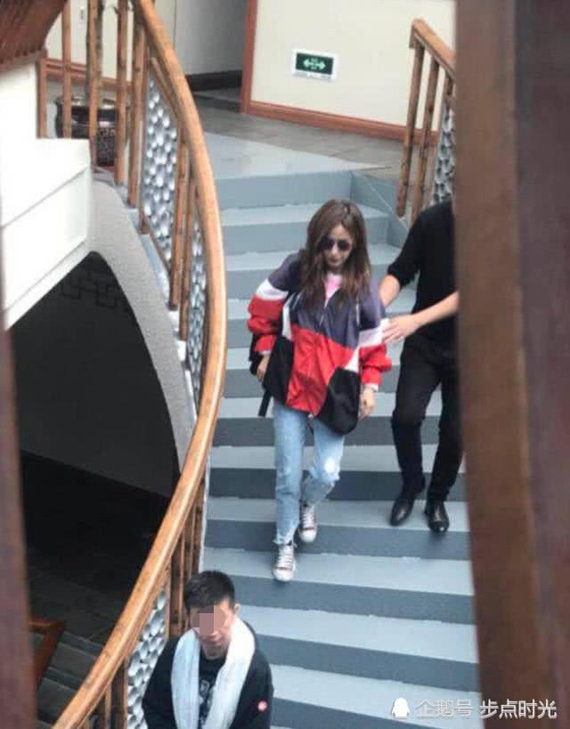 bat gap trieu vy "qua chen" say xin, buoc di loang choang phai nho nguoi diu do - 3