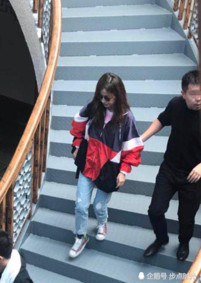 bat gap trieu vy "qua chen" say xin, buoc di loang choang phai nho nguoi diu do - 4