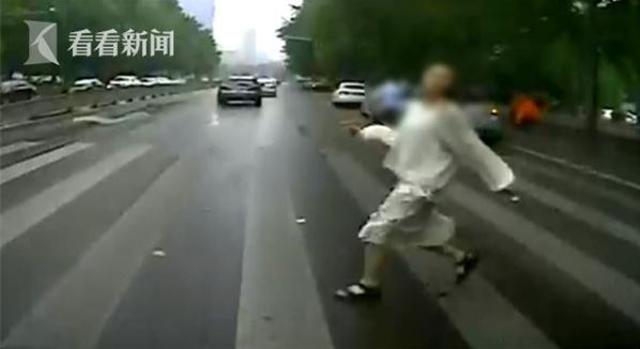 cai nhau voi ban trai, co gai xinh dep lao ra duong dam thang dau vao xe buyt - 1