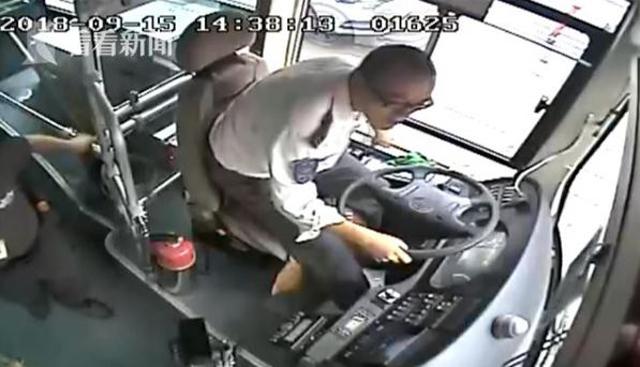 cai nhau voi ban trai, co gai xinh dep lao ra duong dam thang dau vao xe buyt - 3