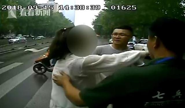 cai nhau voi ban trai, co gai xinh dep lao ra duong dam thang dau vao xe buyt - 4