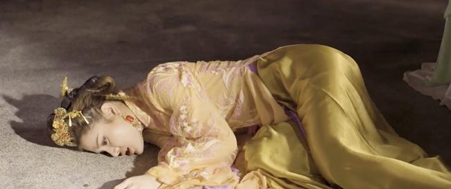 cung dau kieu viet chat ngang dien hy cong luoc: "hoang hau" thu trang cong khai ha doc phi tan - 3