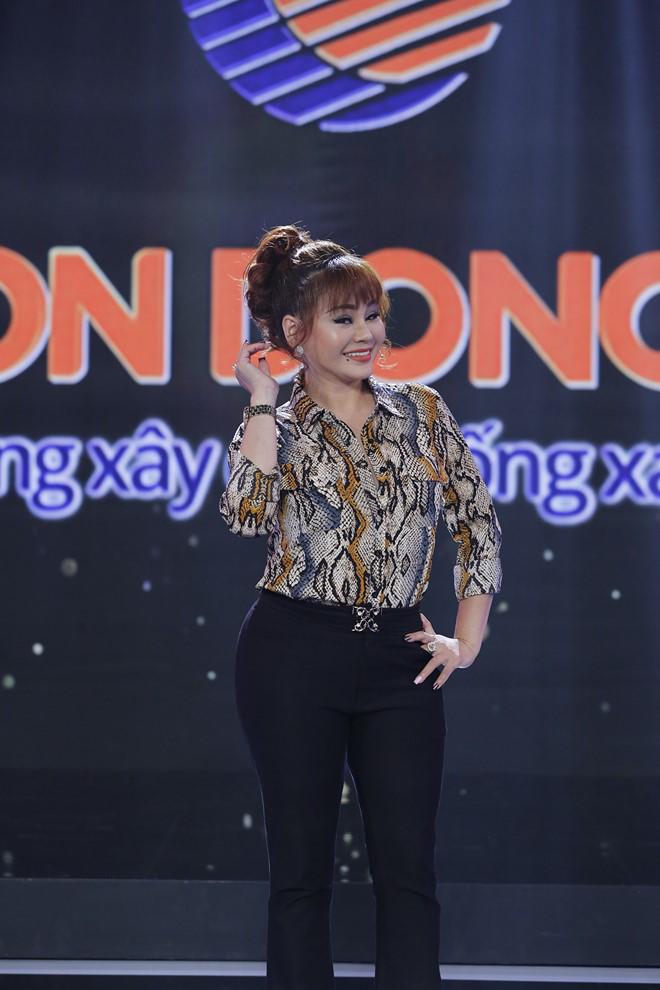 mieng noi khong bao gio ghen nhung hari won "long lon" khi mau thuy dung canh chong minh - 5