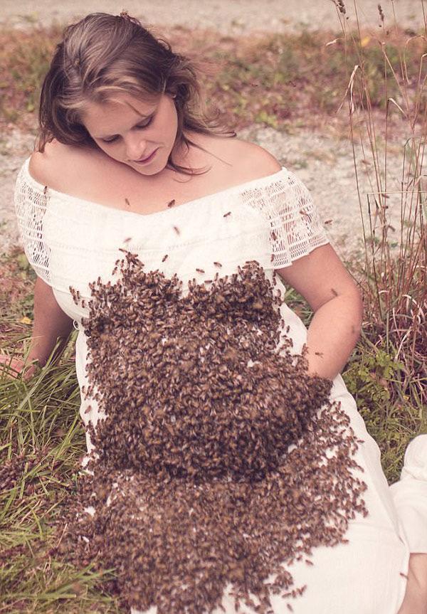 me bau tung "gay bao" voi 20.000 con ong tiep tuc tung bo anh khien dan mang rung minh - 1