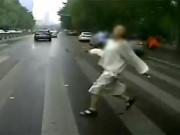 Tin tức - Cãi nhau với bạn trai, cô gái xinh đẹp lao ra đường đâm thẳng đầu vào xe buýt