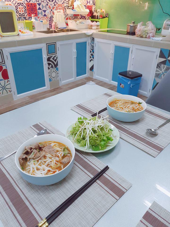 van anh bi chi trich cho vo de an com hop, me tu vi lien o chung, nau com nha - 8