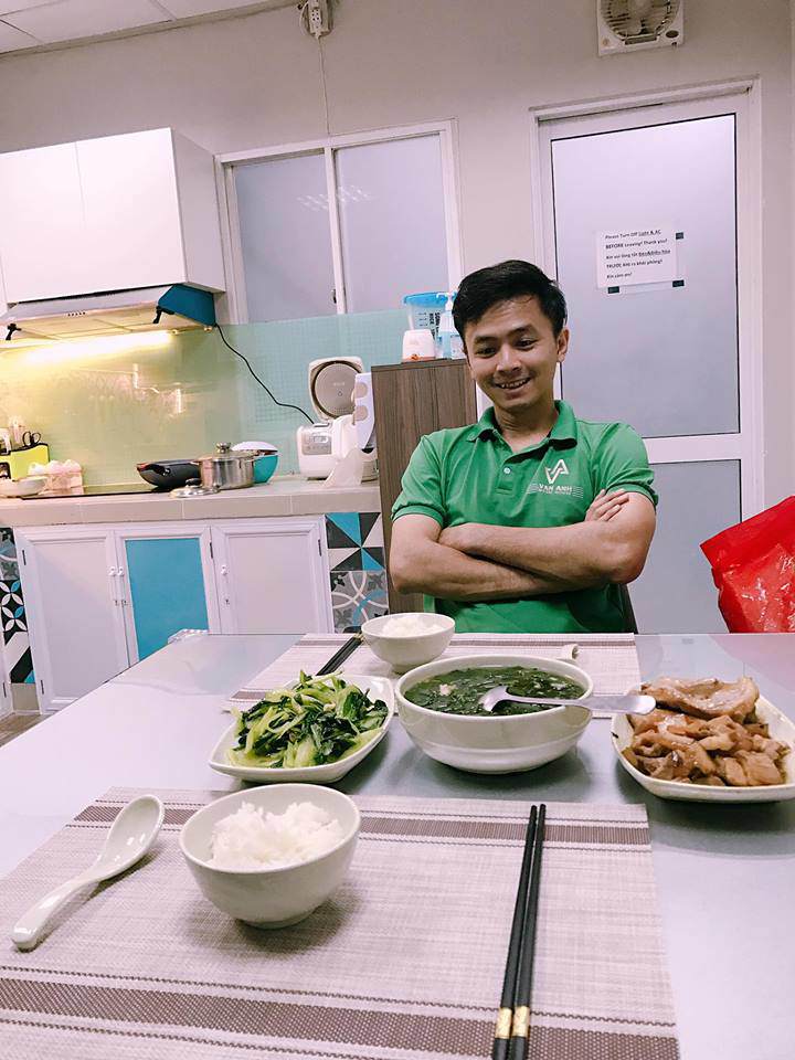 van anh bi chi trich cho vo de an com hop, me tu vi lien o chung, nau com nha - 5