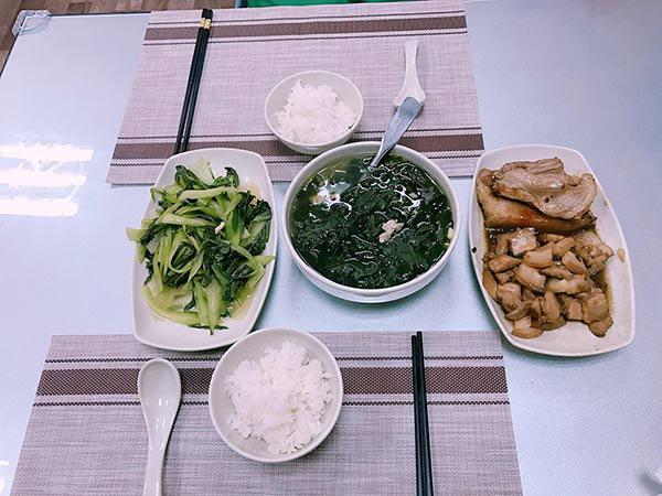 van anh bi chi trich cho vo de an com hop, me tu vi lien o chung, nau com nha - 6