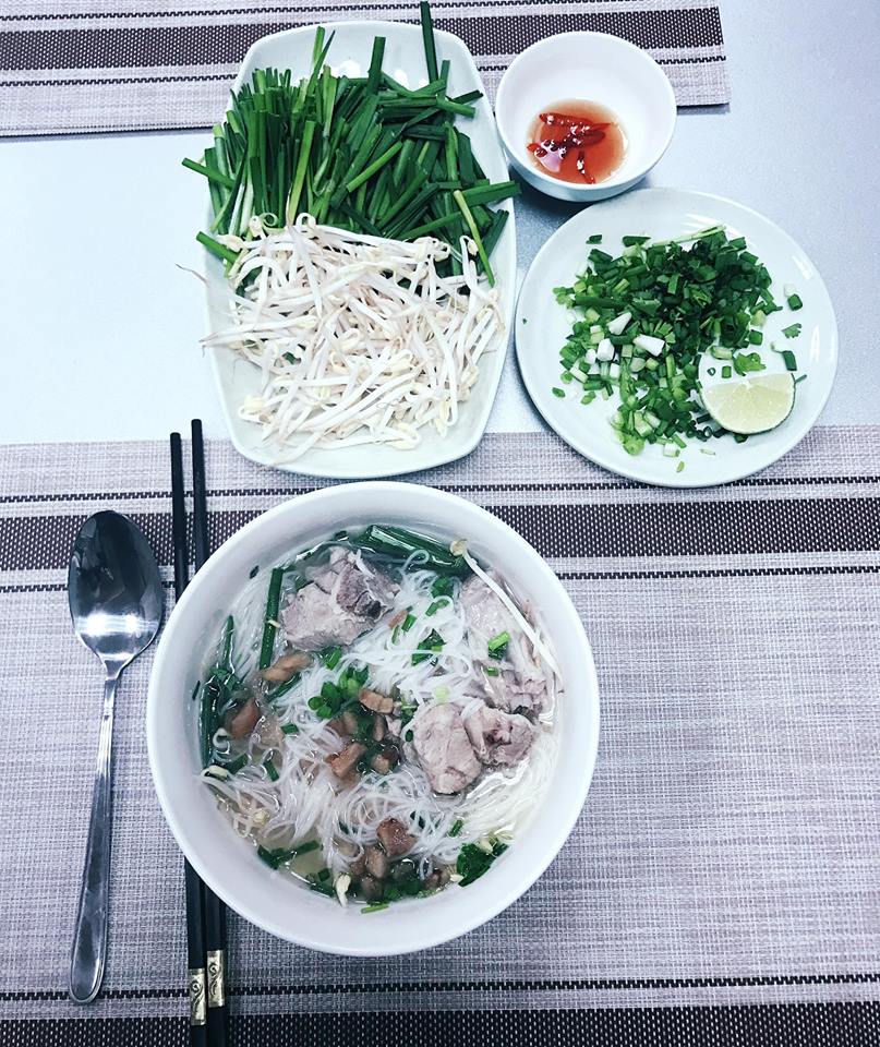 van anh bi chi trich cho vo de an com hop, me tu vi lien o chung, nau com nha - 9