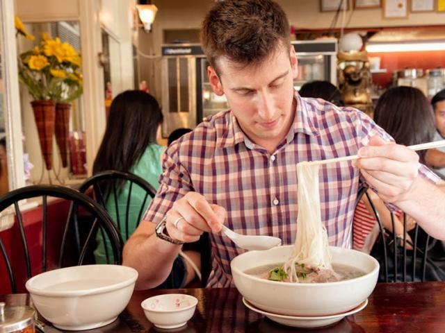 Phản ứng thú vị của người nước ngoài khi ăn bún phở Việt Nam