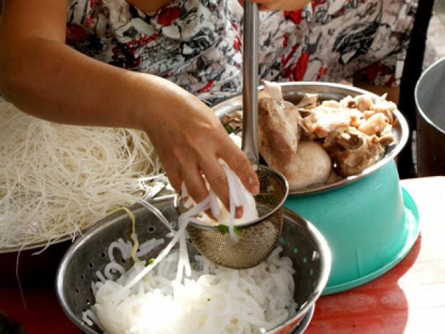 Nhiều chính sách mới có hiệu lực từ tháng 10/2018: Giảm biên chế, tay trần bốc thức ăn bị phạt