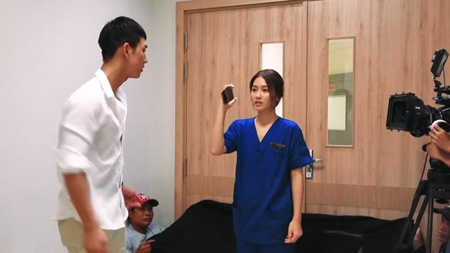 phia sau canh hat dien thoai tham hoa hau due mat troi viet: vat va quay lai toi 15 lan - 1