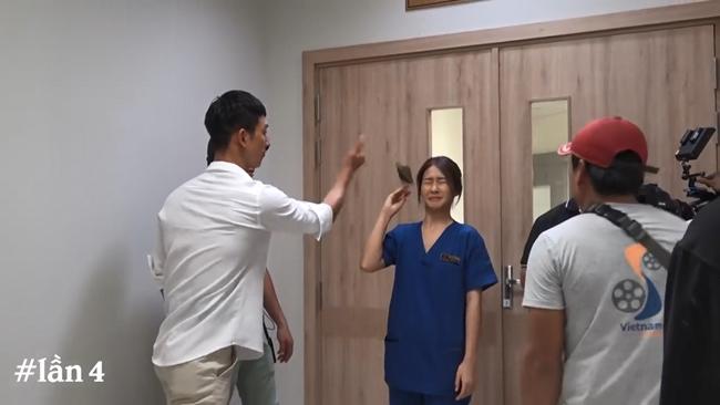 phia sau canh hat dien thoai tham hoa hau due mat troi viet: vat va quay lai toi 15 lan - 3